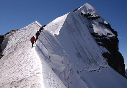 The beautiful ridge of Pequeno Alpamayo