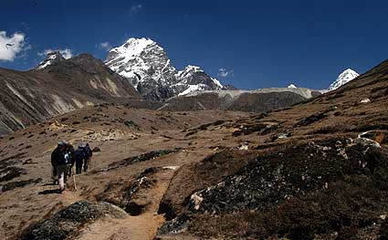 Trekking towards Lobuche