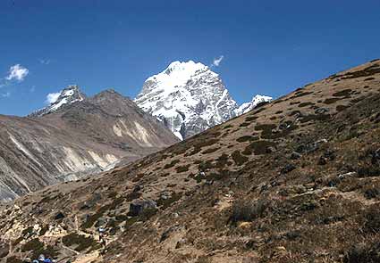 The trail to Lobuche