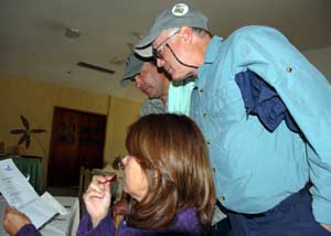 Barbara, Richard and Carlos talking about their diving plans