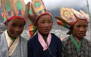 Girls at Wosho procession. The girl on the right is the daughter of Danu, "OM 2"