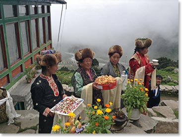 The people of the Khumbu waiting to welcome the Rinpoche