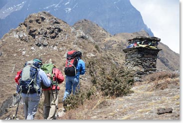 Trekking to Khunde