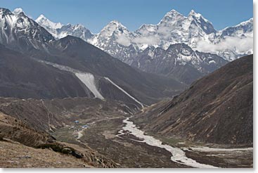 High peaks towering over the village of Pheriche