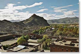 The picturesque town of Gyantse