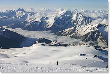 Clear views of the valley and peaks from Pashtukov rock, 15,300 ft