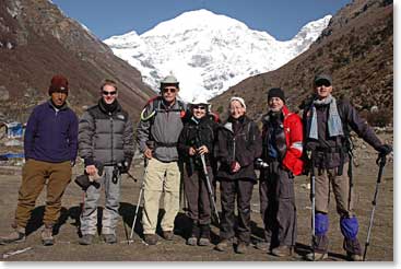 The entire team stands in front of Chomolhari