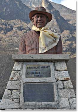 A statue of Sir Edmund Hillary outside of the school<