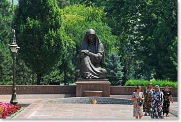 The tomb of the unknown solider, representing the losses of Uzbek people in the Second World War, is one of Tashkent’s most important monuments.