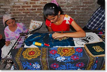 At another dome we stopped to watch gold embroideries being crafted.