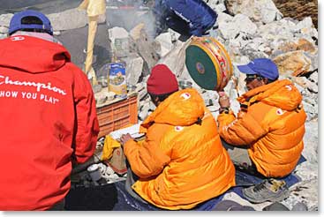 The lama work continued through the morning as we watched and enjoyed the clear sky views all around us