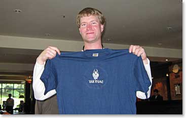 Kenny had this t-shirt embroidered as a memory of this trek 