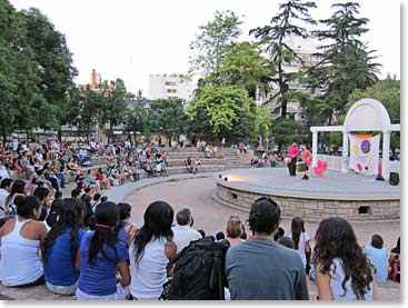 The plazas of Mendoza are always full of entertainment and activity this time of year