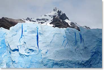 The glacier rises between 40 and 70 meters above the lake and reaches of depth of 150 meters below the surface!