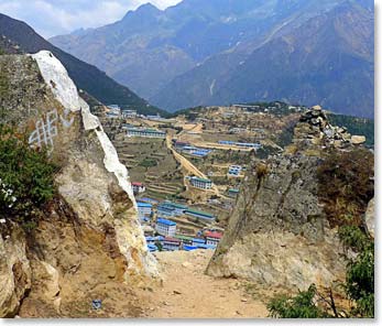 The road back to Namche.