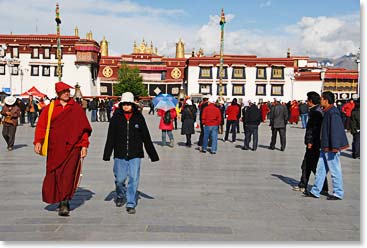 From the square, looking at Jokhang Temple in the background