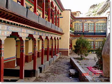 Inside the Sera Monastery (photo courtesy of chinahighlights.com)