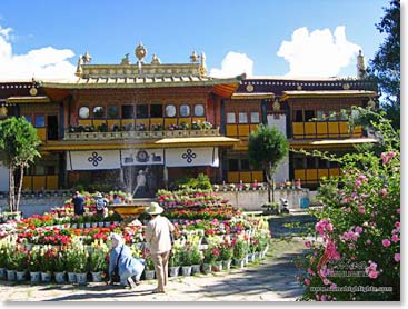 Norbulinka, the summer palace of the Dalai Lamas. (Photo courtesy of chinahighlights.com)