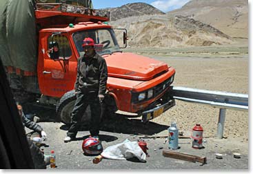 Breakdown near Old Tingri. Pesky guardrails!