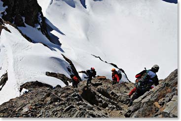 From the Tarija summit we climb down a small rock section to Pequeno Alpamayo