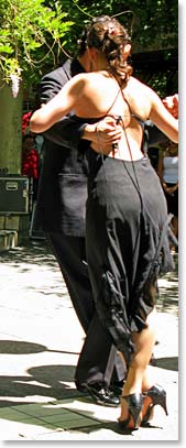 A couple performing the tango in the streets of Buenos Aires