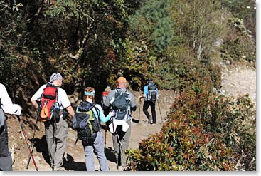 Moving along the trail from Phakding