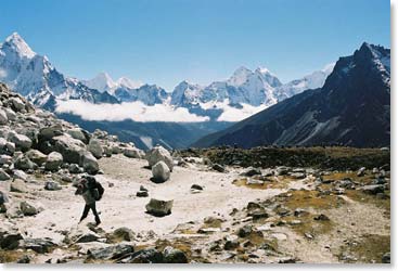 Leaving the memorials towards Lobuche