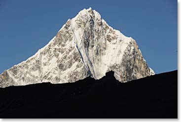 Some of the beautiful 6000-meter peaks surrounding us: Cholotse