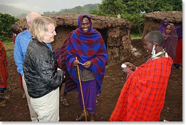 Jane Lynch gives her card to a Maasai woman.