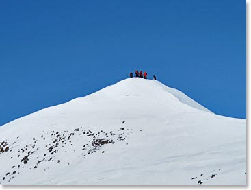 Finally, after 7 hours of continuous climbing from 15,100ft/4600m the second team reached the top at 11:00 AM.