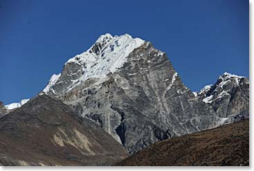 Lobuche Peak, the goal of Denio and Raquel is visible from our lodge.