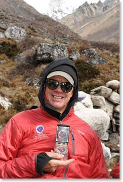 Several of us are using iPhone apps to keep track of where we are - compass / altimeter/ GPS.
Bob Birkby, however, relies on his trusty Silva compass.