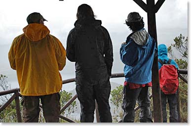 Finally when they reached the viewpoint the weather cleared up and they were able to see the lake.