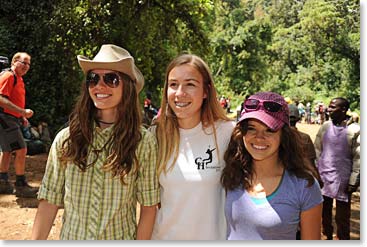 Pascale, Stephanie and Liz at the trailhead