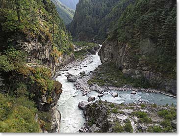 The view from the bridge of the confluence of the Imja Khola and the Bhode Kosi Rivers was beautiful.
