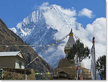Along the trail between Namche and Thame we passed “Chortens” or “Stupas”, Buddists monuments in spectacular locations.