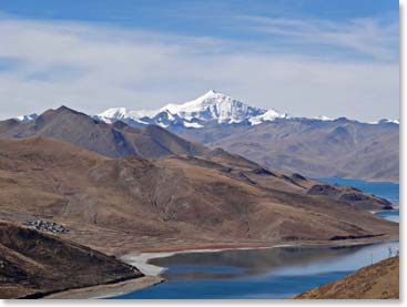 The stunning blue of Yamdrog Tso