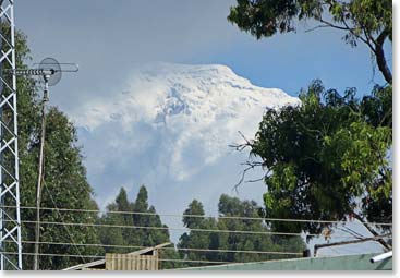Driving from Riobamba to Alausi, we saw a glimpse of Chimborazo between roofs and cables. What a million-dollar view to have this sight of Chimbo from your bedroom.