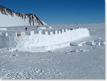 A typical wall built from ice blocks to guard the camping tents from wind exposure. This one reminds us of a small fortress. 