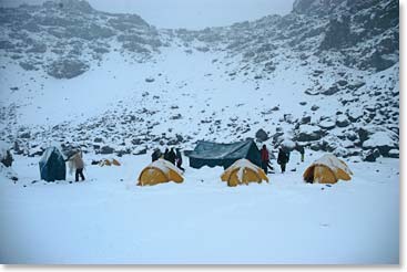 Acampamento na cratera do Kilimanjaro (Camping inside the crater)