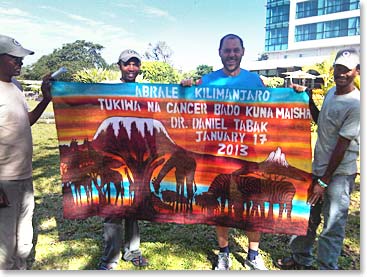 Dr.Daniel Tabak sendo recebido na Tanzania pela equipe da Berg Adventures (Dr.Daniel Tabak was welcomed in Tanzania by Berg Adventures staff )
