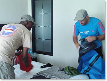 Agora é hora de colocar tuda na mochila na ordem certa (Now let’s just pack everything in the right order)