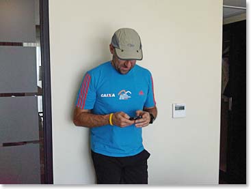 Checando mensagens no celular em Arusha (Checking messages on his cell phone in Arusha)