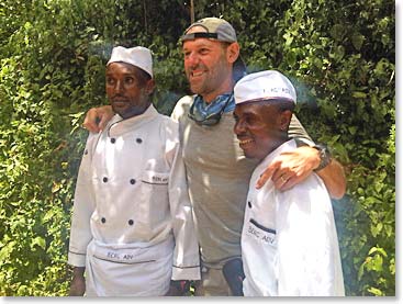 Junto aos chefes da cozinha da Berg Adventures (Together with Berg Adventures chefs)