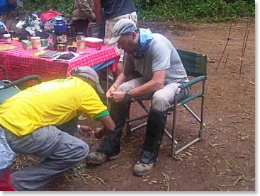 Apoio dos guias antes de iniciar a caminhada (Guide support before starting the climb)