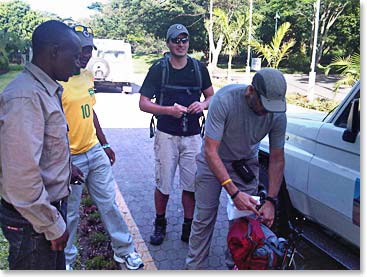 Arrumando a mochila com o Roberto e equipe da Berg Adventures (Organizing his backpack with Roberto and Berg Adventures staff)