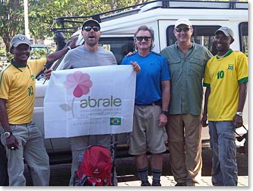 Foto com a bandeira da ABRALE (Photo with the ABRALE flag)