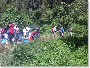 O time iniciando a caminhada com a equipe da Berg Adventures (The team starting the hike along with Berg Adventures staff)