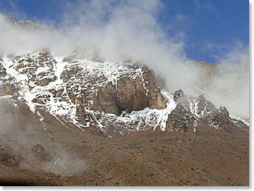 Kilimanjaro atrás da neblina (Kilimanjaro behind the clouds)