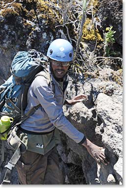 Primeiro John, nosso guia, mostra o caminho e como proceder (First our guide John explains the terrain and the challenges ahead)